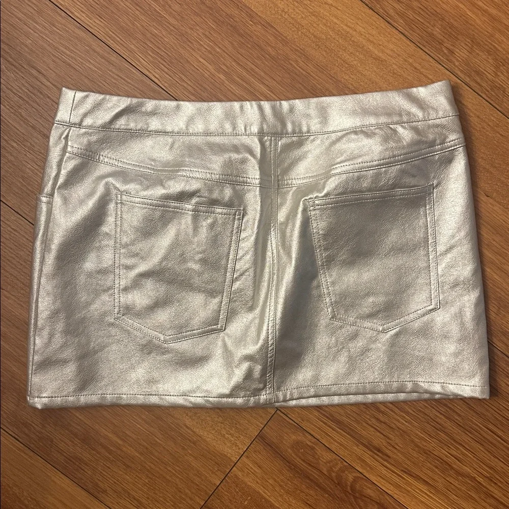 Superdown Shimmering Faux Leather Silver Mini‎ Skirt